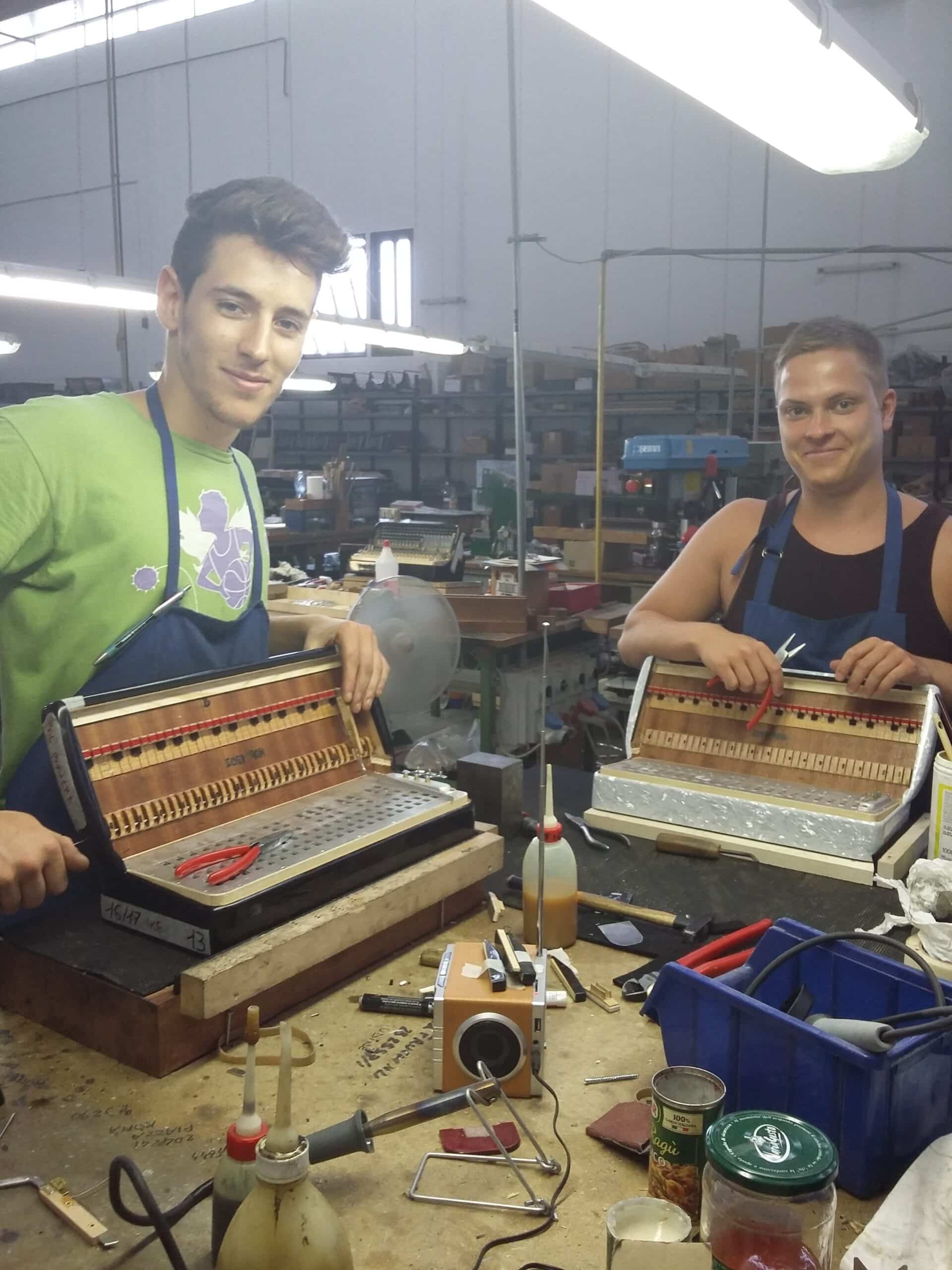 Pianokoskettimiston valmistusta Bugarin harmonikkatehtaalla