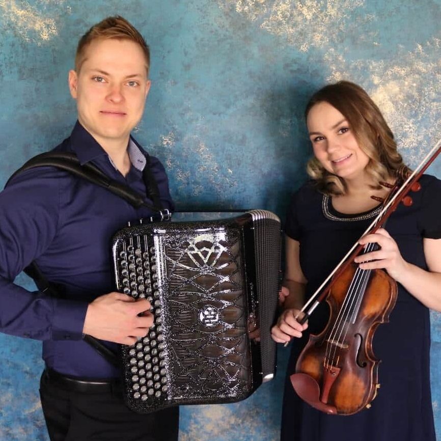 Henna Korhonen ja Janne Vänskä viulun ja harmonikan kanssa