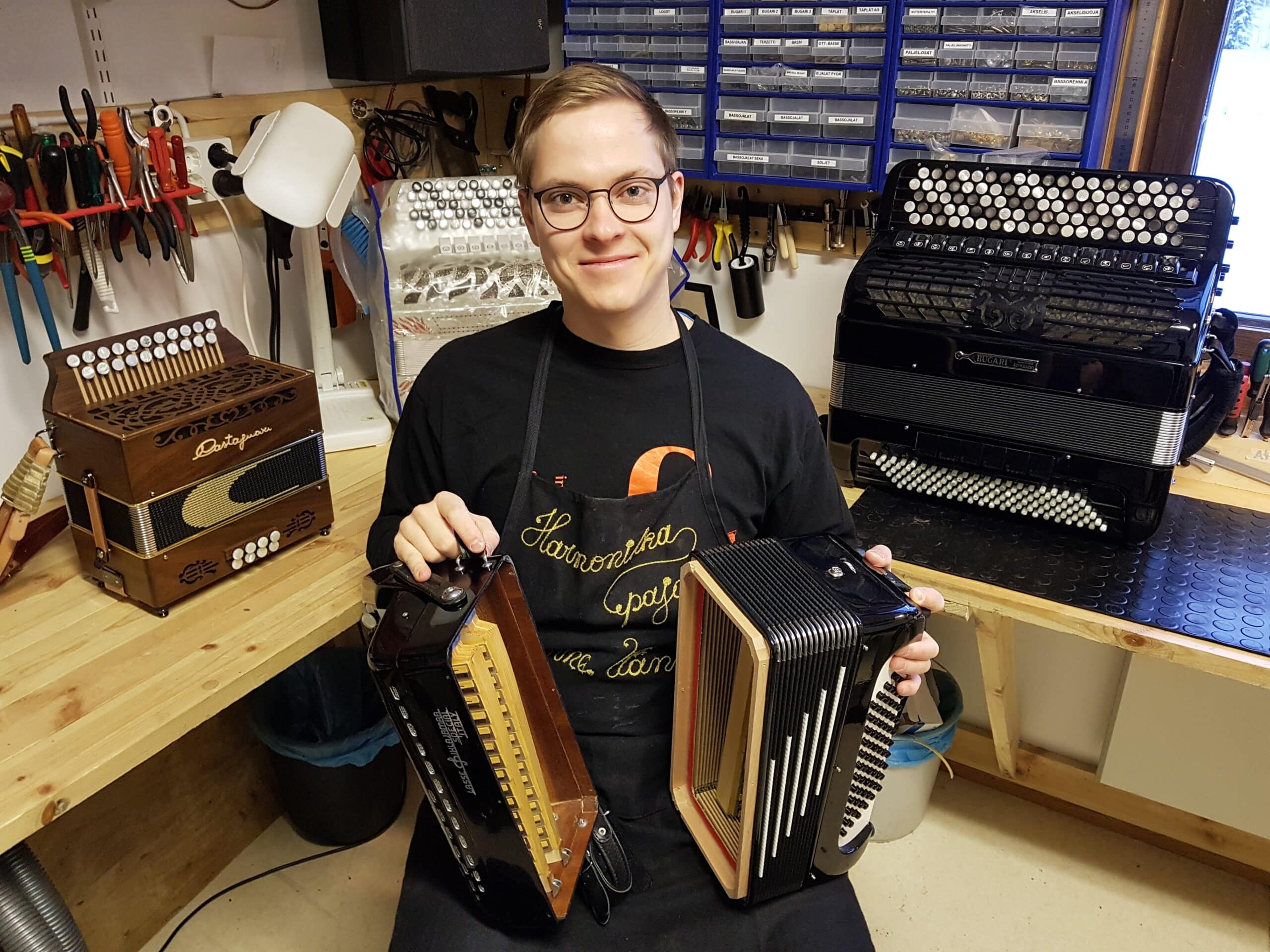 Harmonikkateknikko Janne Vänskä Harmonikkapajan verstaalla